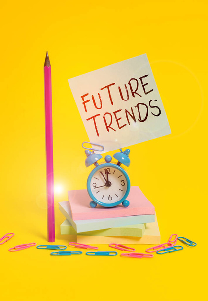 Notiz über zukünftige Trends. Geschäftsfotos mit Prognosen, die Technologiekunden und Geschäftswecker betreffen, klebrige Notizblöcke mit Bleistift auf farbigem Hintergrund. - Foto, Bild