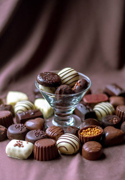 Malá miska obsahuje zesnulé čokolády obklopené celou řadou sladkých pamlsků - Fotografie, Obrázek