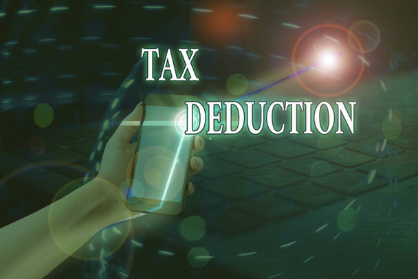Wortlaut Text Steuerabzug. Geschäftskonzept für vom Einkommen abgezogenen Betrag vor Berechnung der Steuerschuld. - Foto, Bild
