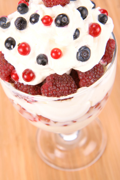 Whipped cream with fruits - Foto, Imagen