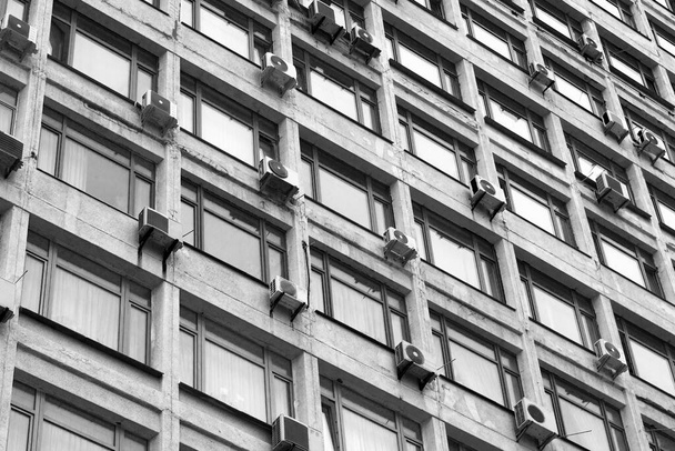Mur grunge noir et blanc avec fenêtres
. - Photo, image