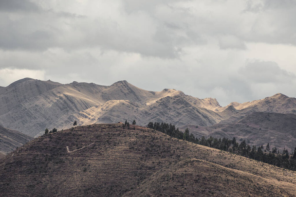 vista da cidade de Cusco entre as montanhas
 - Foto, Imagem