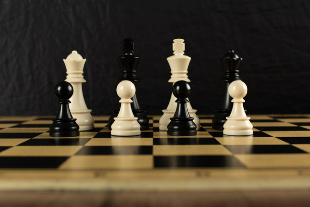 Chiffres d'échecs blancs noirs sur un échiquier
 - Photo, image