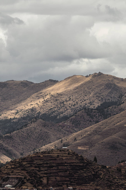 widok na miasto Cusco między górami - Zdjęcie, obraz