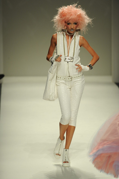 Model walks runway at Betsey Johnson show - Fotoğraf, Görsel
