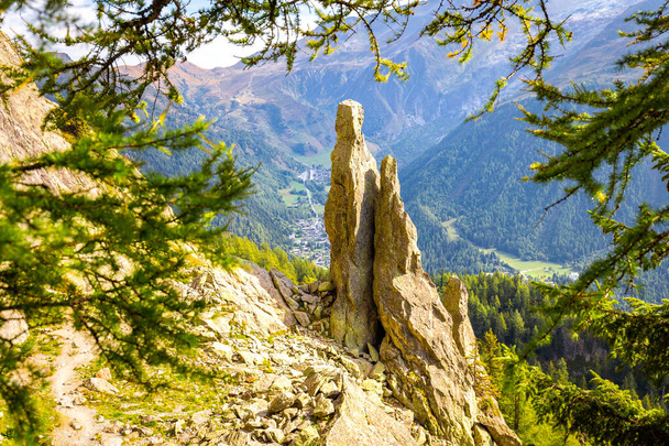 Grande falaise rocheuse massif du Mont Blanc vue sur le sommet, forêt ensoleillée falaises Voyage Chamonix emplacement célèbre, France Voyage Alpes, Europe randonnée tourisme
. - Photo, image