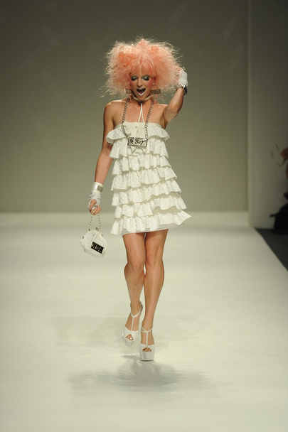 Model walks runway at Betsey Johnson show - Valokuva, kuva