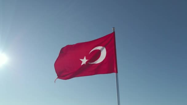 Σημαία Τουρκίας με μπλε φόντο στον ουρανό - Πλάνα, βίντεο