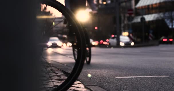夕方の光フランクフルト市内のベイトラフィック通りの人々が足を歩く - 映像、動画