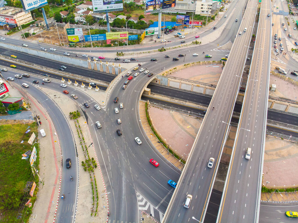 Воздушный вид сверху круговой перекресток городской транспортной дороги с движением автомобиля заката - Фото, изображение