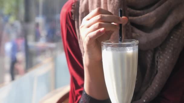 Ženská ruka drží sklo organické smoothie, zblízka  - Záběry, video