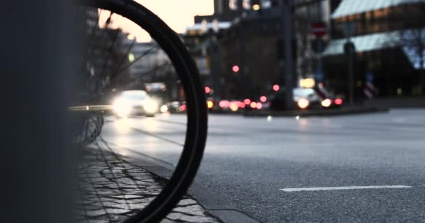 Βραδινό φως Φρανκφούρτη πόλη κόλπο κυκλοφορίας των ανθρώπων δρόμο με τα πόδια - Πλάνα, βίντεο