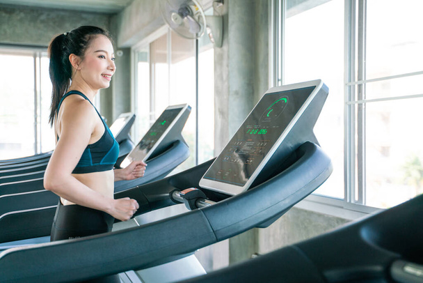inteligente ásia mulheres executando no treadmill no moderno ginásio exercitar - Foto, Imagem