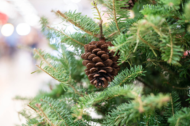 Decoración de piñones en pino de Navidad, Decoración de Navidad - Foto, imagen