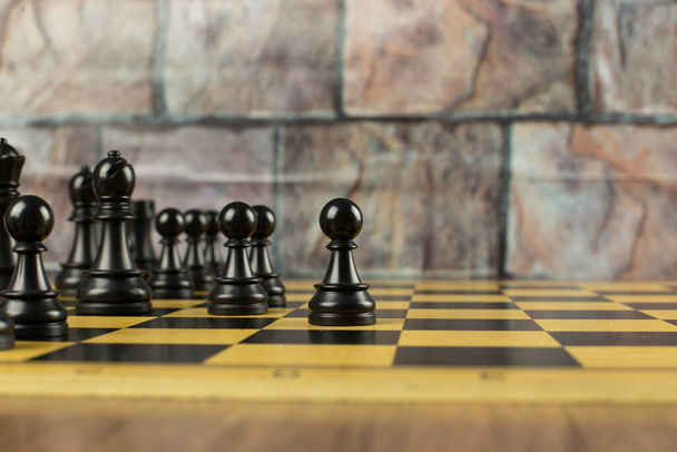 Černé figurky dominující na šachovnici - Fotografie, Obrázek