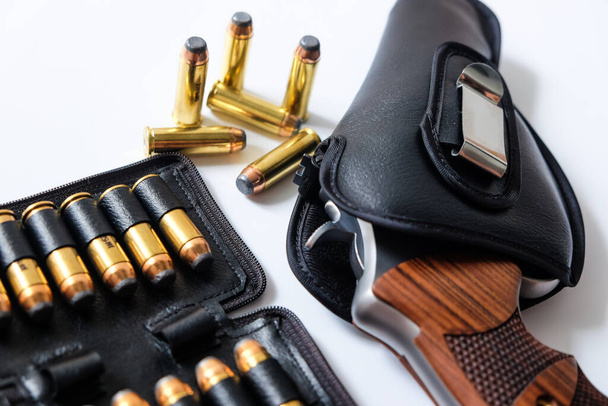 .44 Magnum Revolver Pistole mit Jacke Softpoint Eimer auf weißem Hintergrund - Foto, Bild