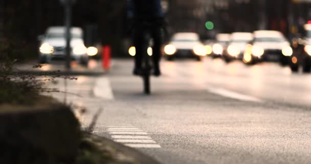 Βραδινό φως Φρανκφούρτη πόλη κόλπο κυκλοφορίας των ανθρώπων δρόμο με τα πόδια - Πλάνα, βίντεο