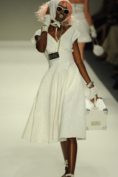 Model walks runway at Betsey Johnson show - Foto, Bild