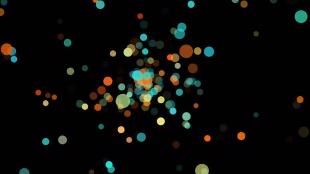 孤立した黒の背景での抽象的な円粒子移動。多くの緑の青黄色の赤オレンジと茶色の丸い形。カラフルなスポットのグループ。4K映像。モーショングラフィックデザイン - 映像、動画