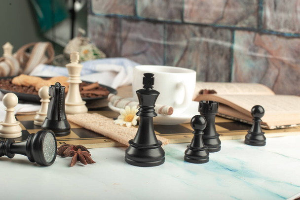 Шахматные фигурки и печенье на столе
 - Фото, изображение