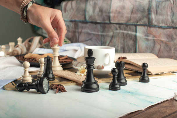 Игрок играет в шахматы на столе
 - Фото, изображение