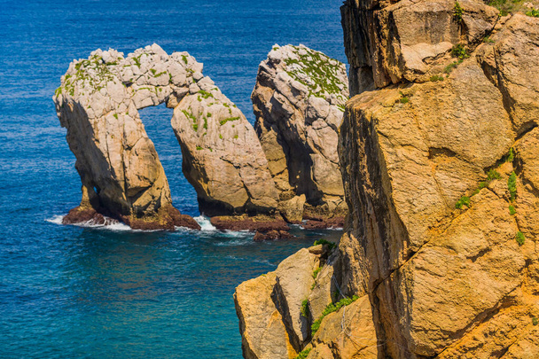 Hihetetlen sziklák a parton Liencres falu közelében. Kantábria. Spanyolország északi partvidéke - Fotó, kép