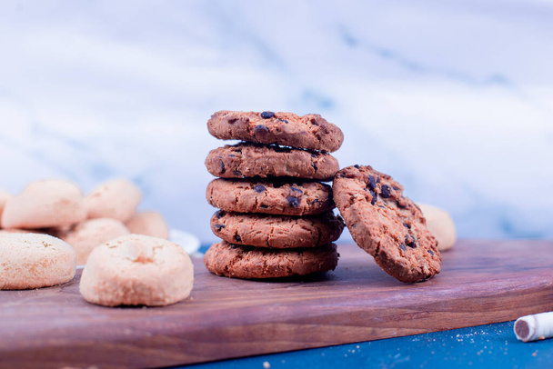 Biscotti di farina d'avena sul tavolo blu
 - Foto, immagini
