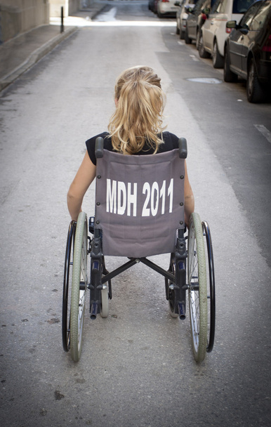 dítě samotné na vozíku - Fotografie, Obrázek
