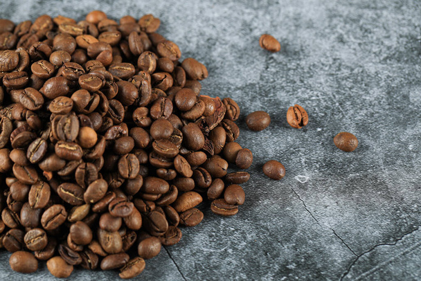 Свіжі кавові зерна на лівому кутку тла
 - Фото, зображення
