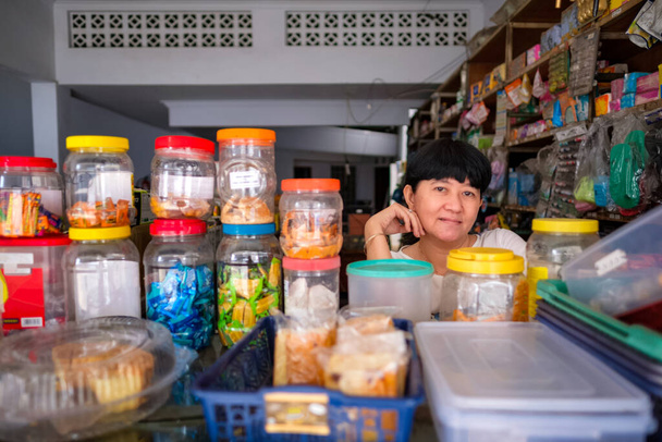 Mujeres indonesias asiáticas frente a una pequeña tienda familiar local, localmente llamada Warung. La ubicación está en Tasikmalaya, Indonesia. Enfoque selectivo
. - Foto, Imagen