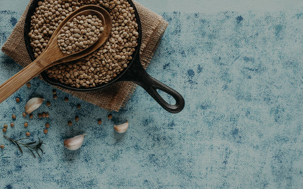 Lentil Beads. Lentil grains in bowl and spoon. - Foto, imagen