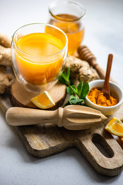 Ingredients for energy drink helping stay healthy with ginger, lemon, mint and turmeric - Foto, Bild