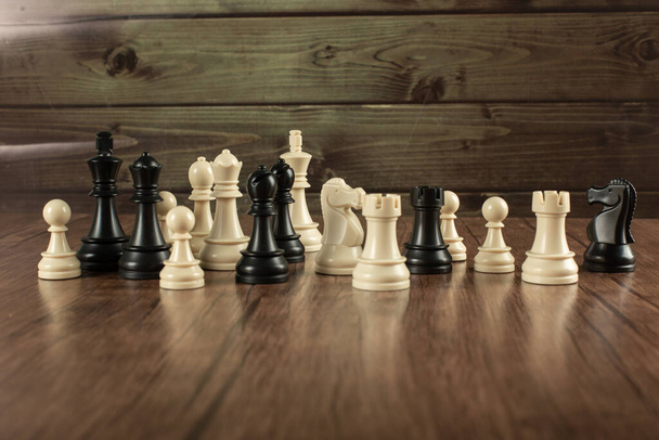 Біло-чорні фігури шахів
 - Фото, зображення