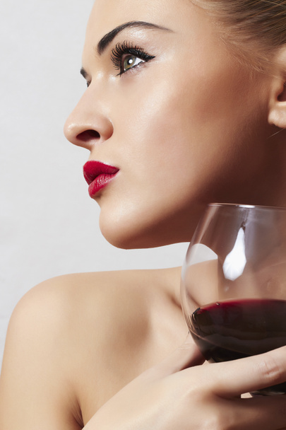 gyönyörű szőke nő, wineglass.red lips.dry vörös bor - Fotó, kép