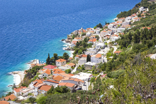 Con vistas a un pequeño pueblo en la costa adriática, cerca de Split, en Damlmatien, Croacia
. - Foto, imagen