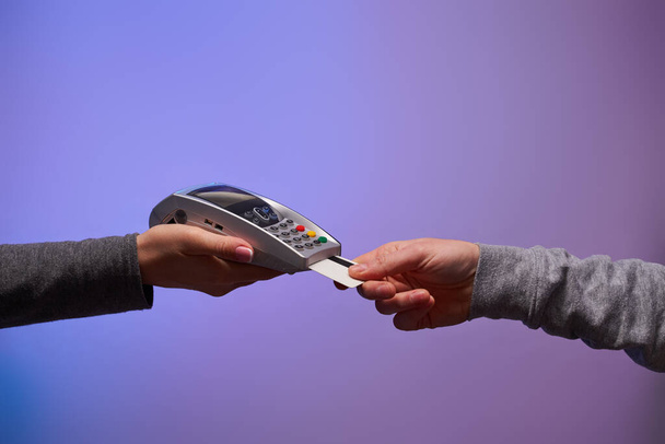 Πληρωμή με πιστωτική κάρτα μέσω pin pad. - Φωτογραφία, εικόνα