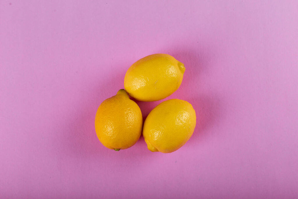 Mor arkaplandaki limonlar - Fotoğraf, Görsel