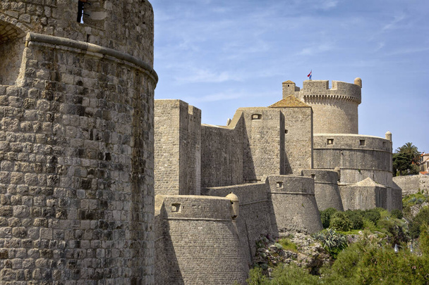 Vue depuis la forteresse Dubrovnik sur des parties de la fortification médiévale. On peut se promener sur les remparts de la ville. Cela fait beaucoup de touristes
. - Photo, image