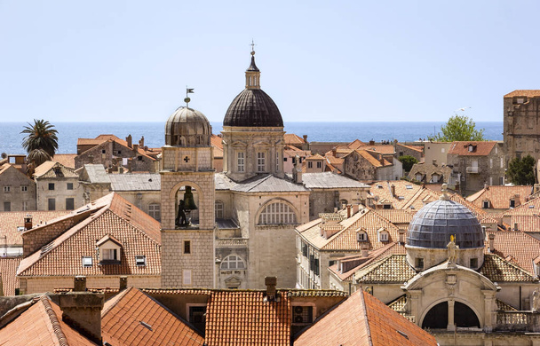 Blick von der Festung Dubrovnik auf Teile der mittelalterlichen Stadt. Man kann auf den Wällen der Stadt herumlaufen. Das macht viele Touristen aus. Dieser hat viele interessante Ausblicke auf die Dächer alter Häuser und Kirchen mit Kuppeln. - Foto, Bild