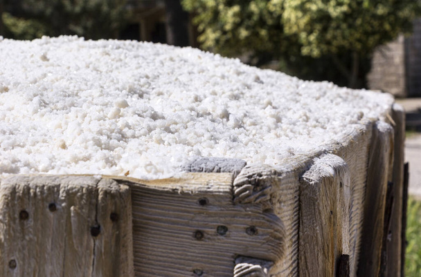In einer alten Saline in Ston, Kroatien, wird Salz noch immer traditionell aus dem Meer gewonnen. Dieses Salz besteht aus grobkörnigen Kristallen. - Foto, Bild