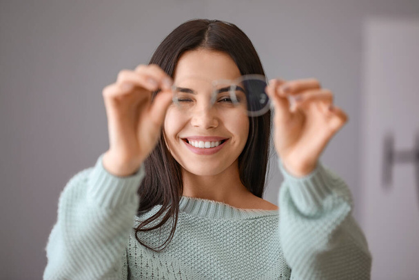 Mujer joven con gafas de vista elegantes en casa
 - Foto, Imagen