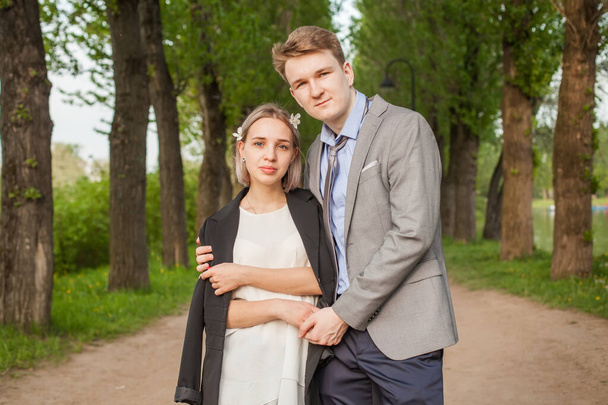 Handsome man and pretty woman in park - Foto, afbeelding
