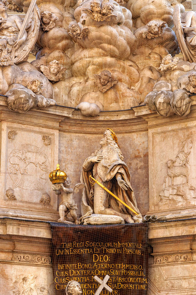 Viena, Austria. Estatua de Leopoldo I en oración. La primera parte de la oración. Columna de la Plaga (Pestsaule). Columna barroca trinitaria dedicada a la epidemia de peste bubónica en 1679. Instalado en 1693
 - Foto, imagen