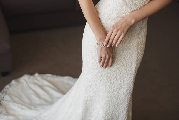 The brides hands. Beautiful ring and bracelet. - 写真・画像