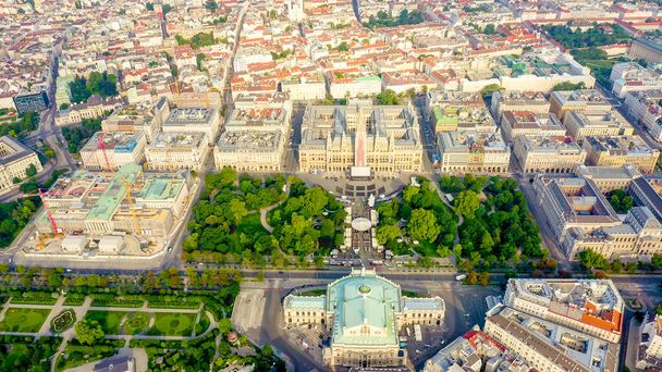 Wien. Wiener Rathaus, Rathusplatz. Flug über das historische Zentrum von Wien, Luftaufnahme   - Foto, Bild