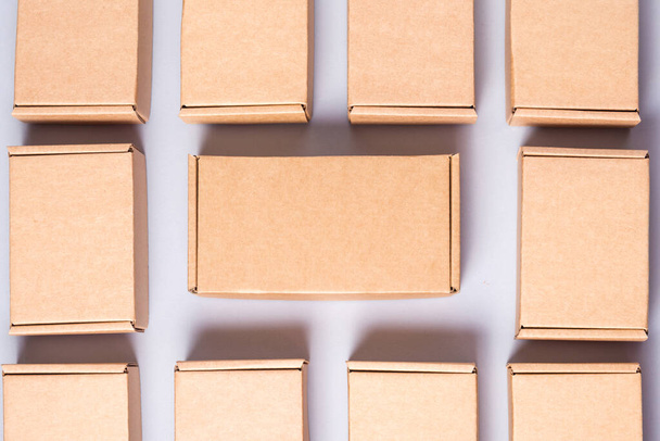 Bir sürü kahverengi karton kutu, kopyalama alanı - Fotoğraf, Görsel