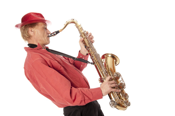 Hombre tocando el saxofón tenor inclinándose hacia atrás
 - Foto, Imagen