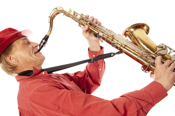 Hombre tocando el saxofón tenor con entusiasmo
 - Foto, imagen