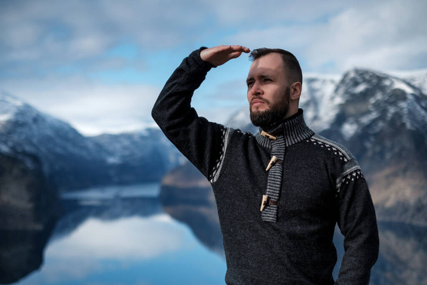 Mann am Aussichtspunkt Stegastein über dem Aurlandsfjord in Norwegen - Foto, Bild