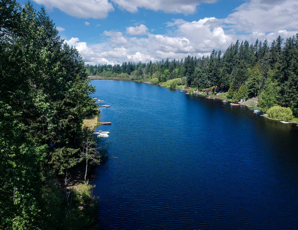 Lovely Lake Holm Water Access Site au printemps avec la forêt environnante et les maisons et le ciel et les nuages à Auburn Washington
. - Photo, image